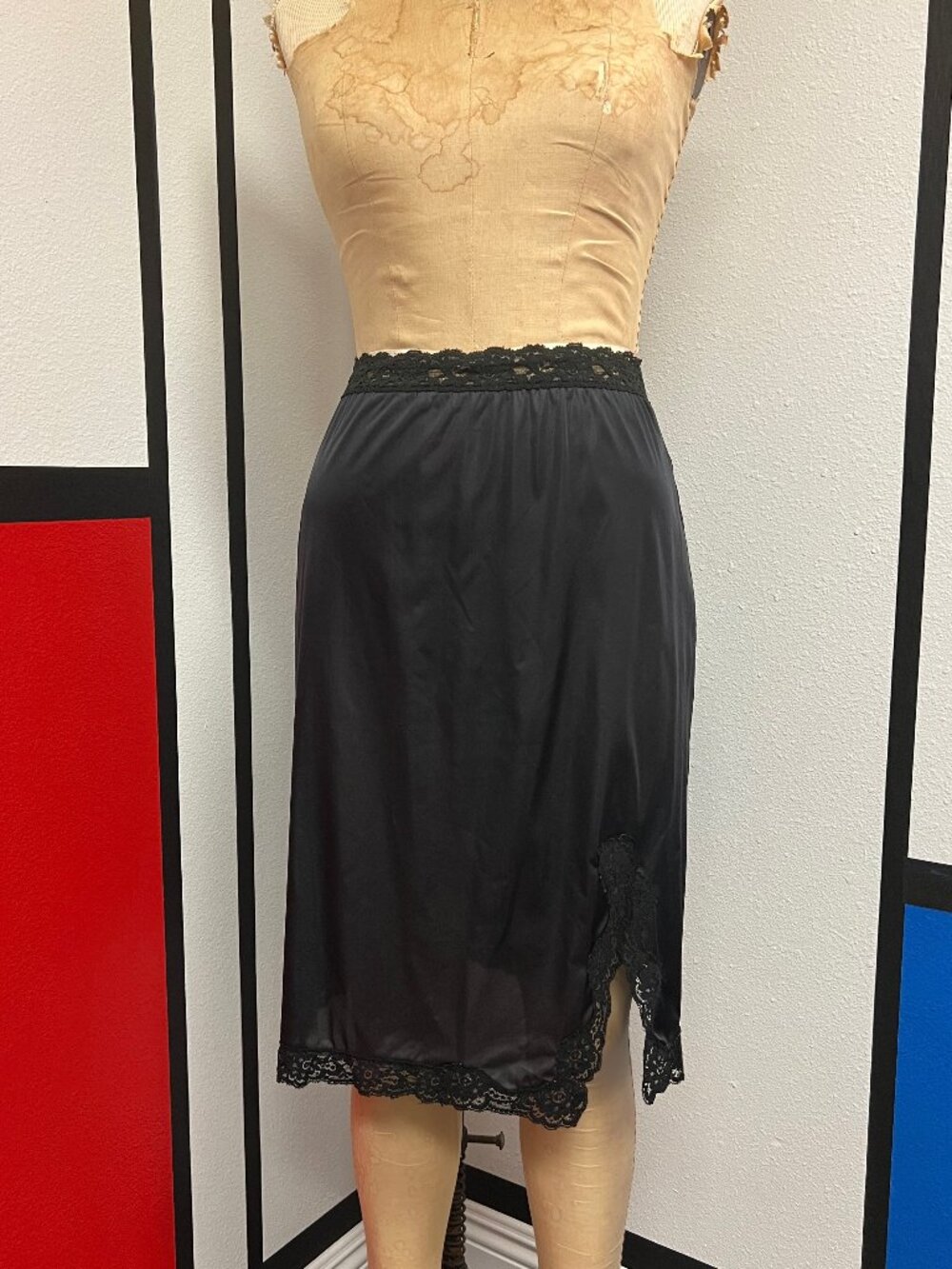 EUC Vintage 1960s Vassarette Lace Trim Side Slit Black Skirt Slip Medium
